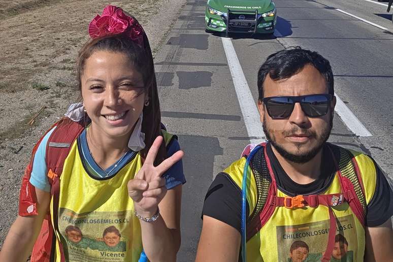 Marcos Reyes e a amiga que o acompanha na sua própria jornada de 1.200 quilômetros