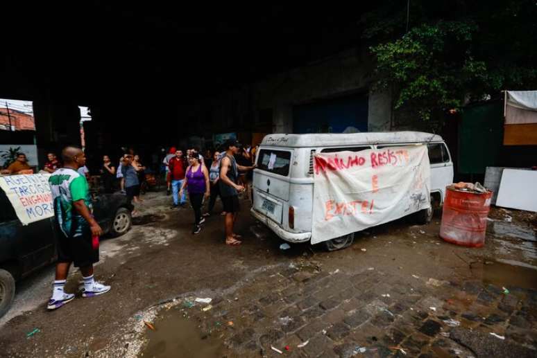 Presença da PM, às vésperas de uma possível remoção das famílias do local pela gestão Tarcísio de Freitas, gerou protestos de moradores
