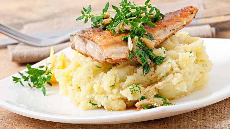 Peixe assado com pur&ecirc; de batata &ndash; Foto: Shutterstock