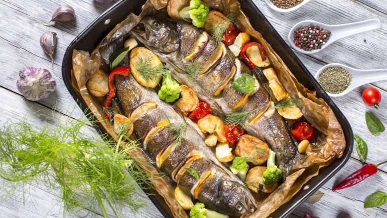 Peixe pargo assado com legumes &ndash; Foto: Shutterstock