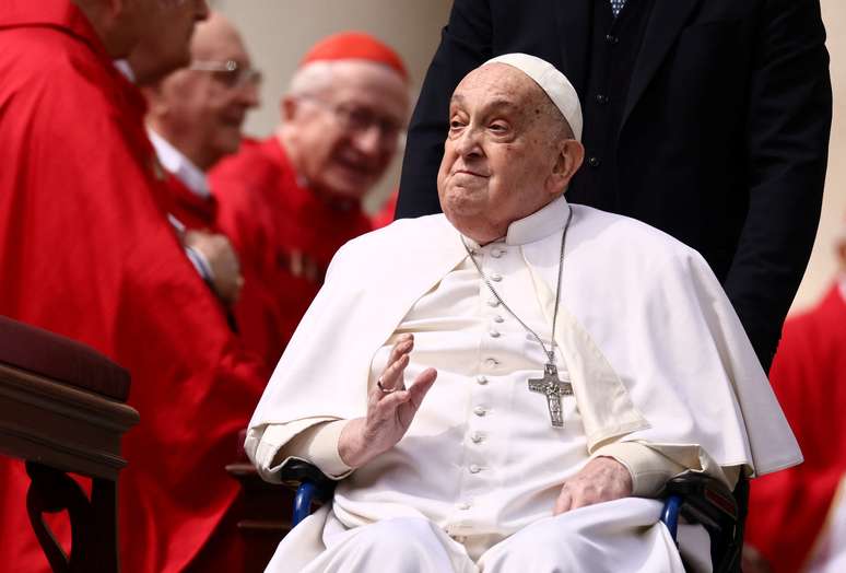 Papa Francisco cumprimenta os cardeais ao aparecer inesperadamente ao final da missa do Domingo de Ramos na Praça de São Pedro, no Vaticano, no dia 13 de abril de 2025