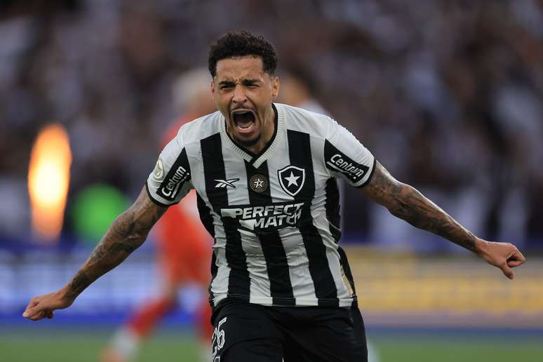 Gregore comemorando o segundo gol. 