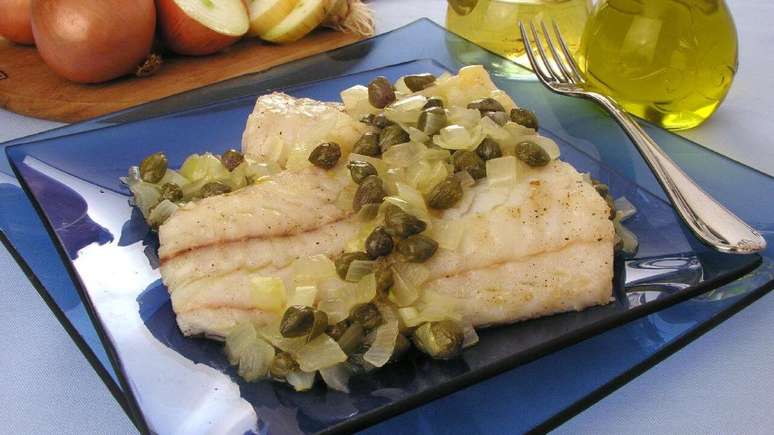 Fil&eacute; de peixe assado com molho de alcaparras &ndash; Foto: Stela Handa