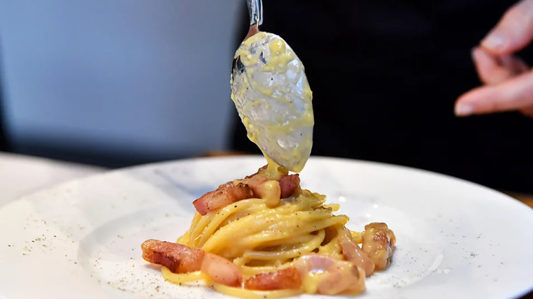 O carbonara é outro prato controverso, com a 'receita autêntica' incluindo bochecha de porco e queijo pecorino romano — sem creme de leite