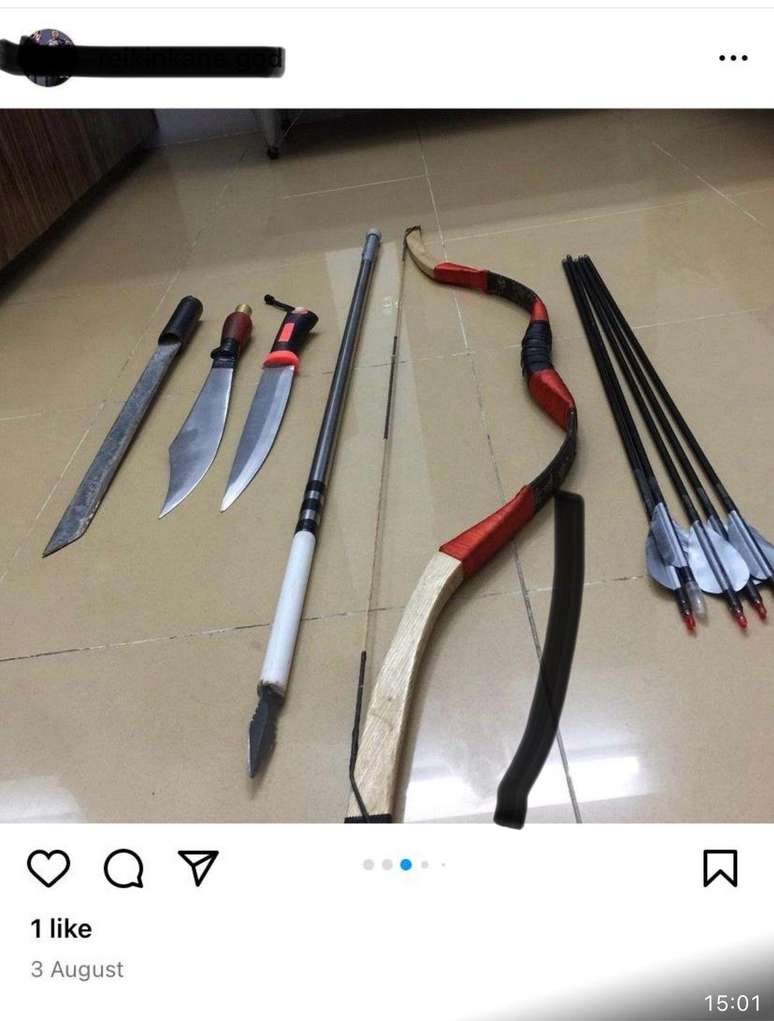Postagem de um dos homens exibindo algumas armas