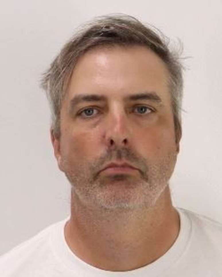 Foto de Joe Seiders, baterista da banda de rock canadense The New Pornographers preso por pornografia infantil, divulgada pela polícia do Condado de Riverside.