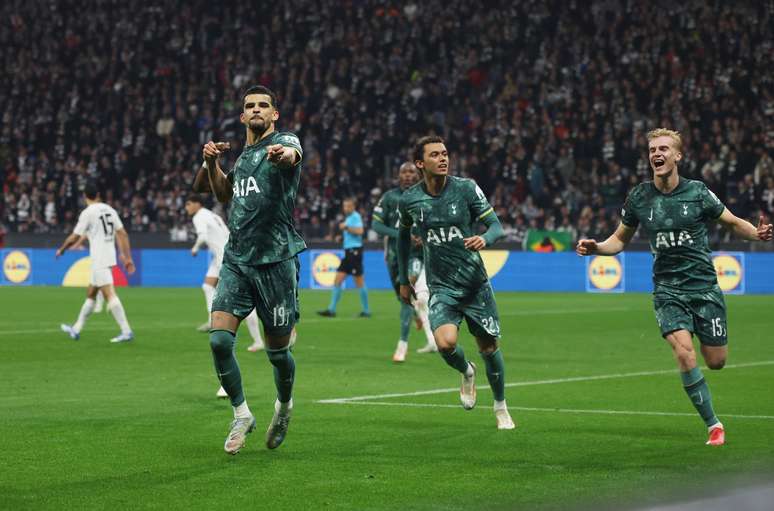 Jogadores do Tottenham comemorando o gol de Solanke. 
