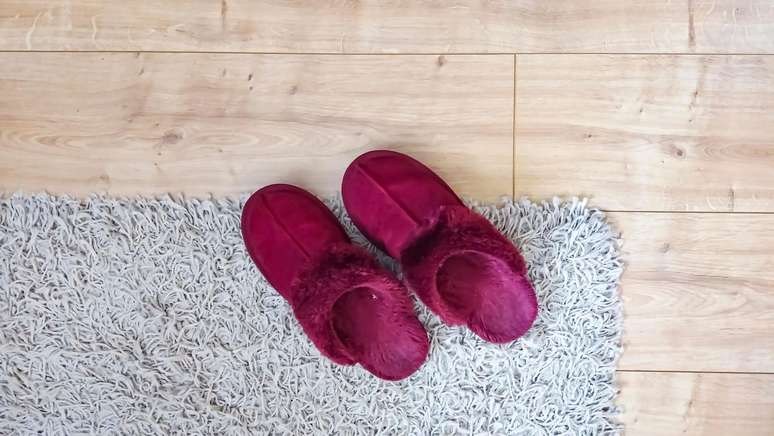 Dentro de casa, você pode andar descalço ou com sapatos específicos para uso interno