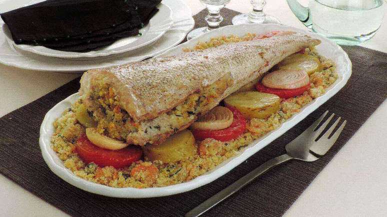 Peixe assado com farofa de camar&atilde;o &ndash; Foto: Stela Handa