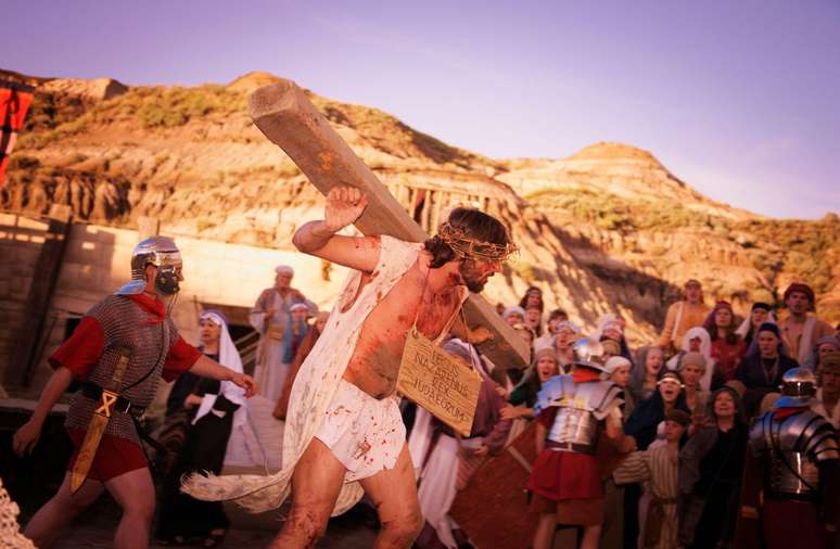 Os romanos obrigavam os condenados &agrave; crucifica&ccedil;&atilde;o a carregar parte da cruz na qual seriam pregados