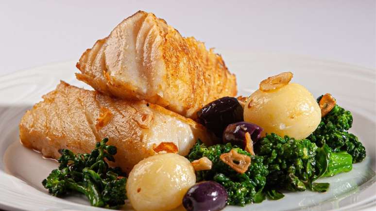 Peixe assado com batata e br&oacute;colis &ndash; Foto: Shutterstock