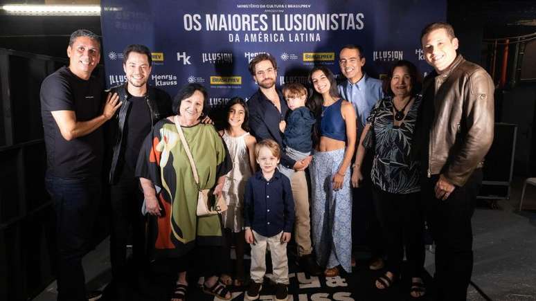 Déa Lúcia e Thales Bretas surgem juntos em show de ilusionismo; filhos de Paulo Gustavo também fazem rara aparição no evento