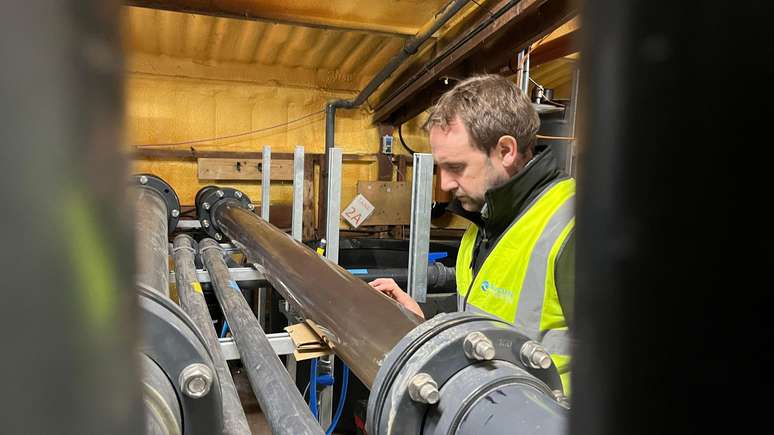 Tom Bell, do Laboratório Marinho de Plymouth, dentro das instalações do SeaCURE em Weymouth