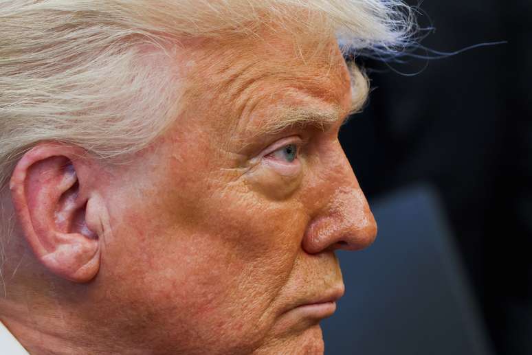 Universidade de Columbia anuncia corte de 180 pesquisadores após cortes financeiros de Donald Trump