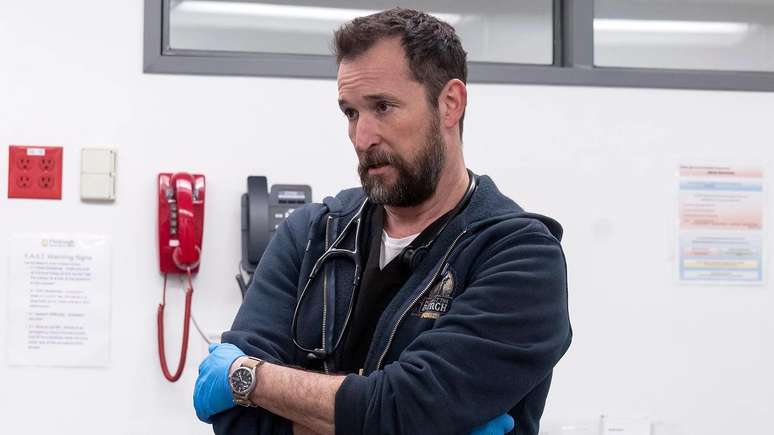 Noah Wyle faz o papel de Dr. Michael "Robby" Robinavitch em The Pitt