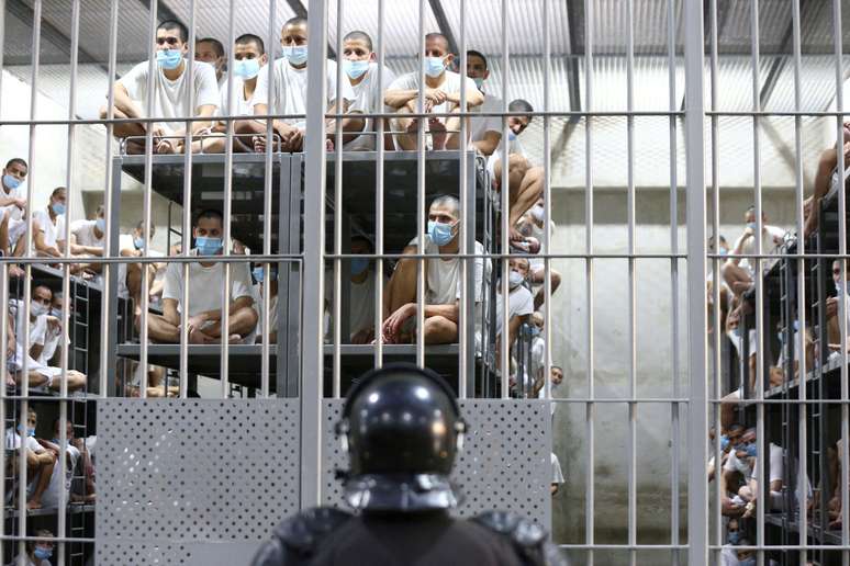 Dezenas de migrantes foram transferidos dos EUA para a prisão de Cecot, em El Salvador, sem passar pelos tribunais