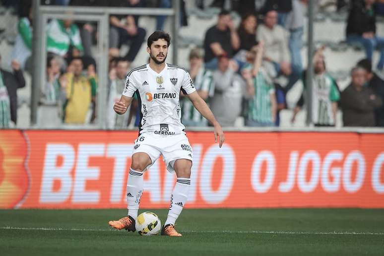 Rabello em ação pelo Galo –