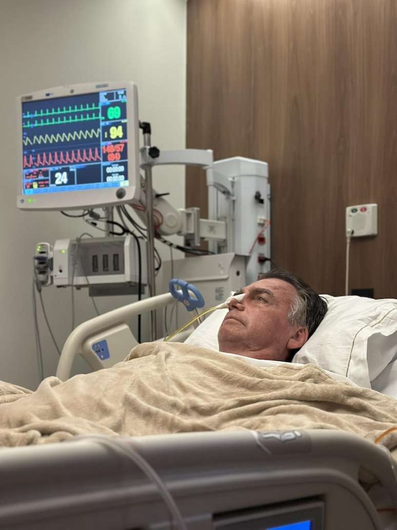 Ex-presidente Jair Bolsonaro (PL) segue internado na UTI do Hospital DF Star sem previsão de alta