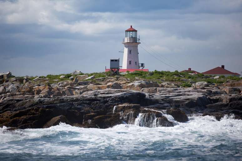 A Guarda Costeira canadense presta serviços de manutenção do farol da ilha Machias Seal