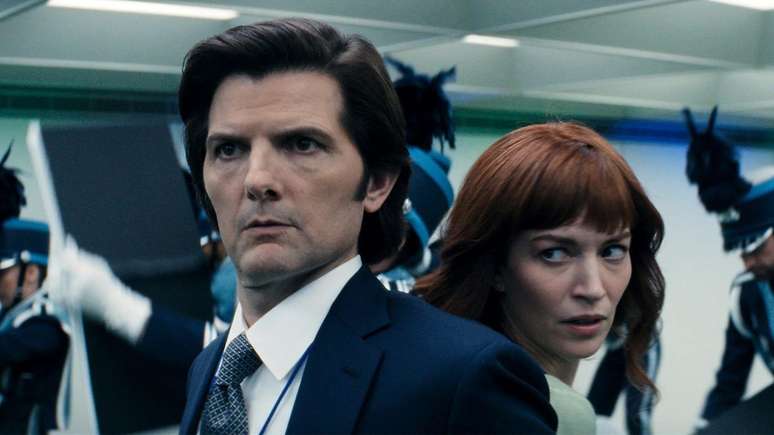 Michael Sheen e Britt Lower em cena de Ruptura