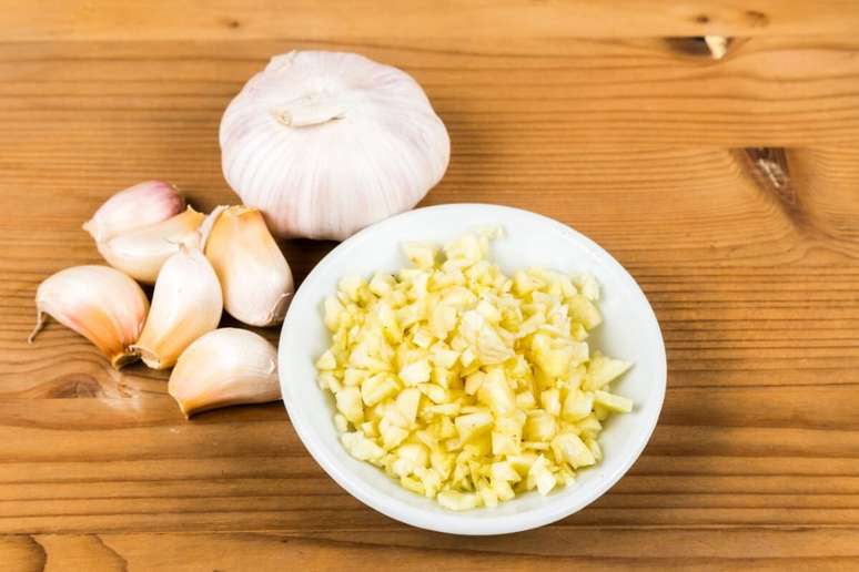 O alho é um ingrediente saboroso e aromático e possui propriedades nutricionais que podem contribuir para uma dieta saudável