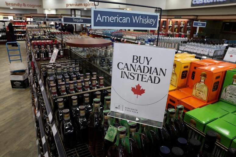 Os canadenses começaram a boicotar produtos americanos e cancelar viagens de férias para o país vizinho