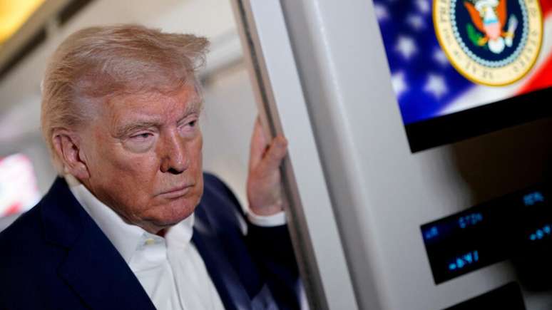O presidente Donald Trump a bordo do Air Force One a caminho do aeroporto de Palm Beach, na Fórida. Ele continua jogando golfe nos fins de semana, sem levar em consideração que os EUA podem perder a guerra comecral contra a China.