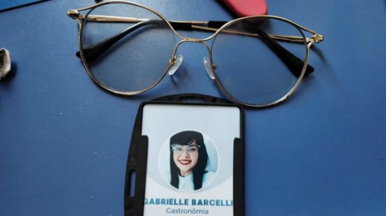 Crachá falso encontrado com suspeita de envenenar família 