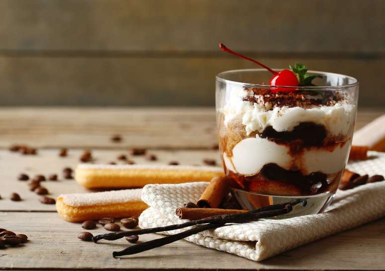 Travessa de suspiro com chocolate &ndash; Foto: Shutterstock