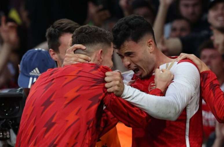 Getty Images - Legenda: Gabriel Martinelli comemora o segundo gol do Arsenal