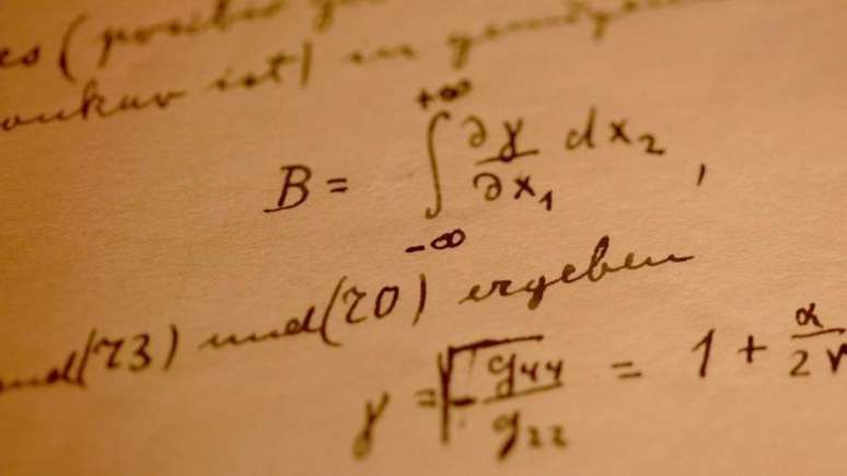 Um detalhe das anotações de Einstein sobre a teoria da relatividade geral