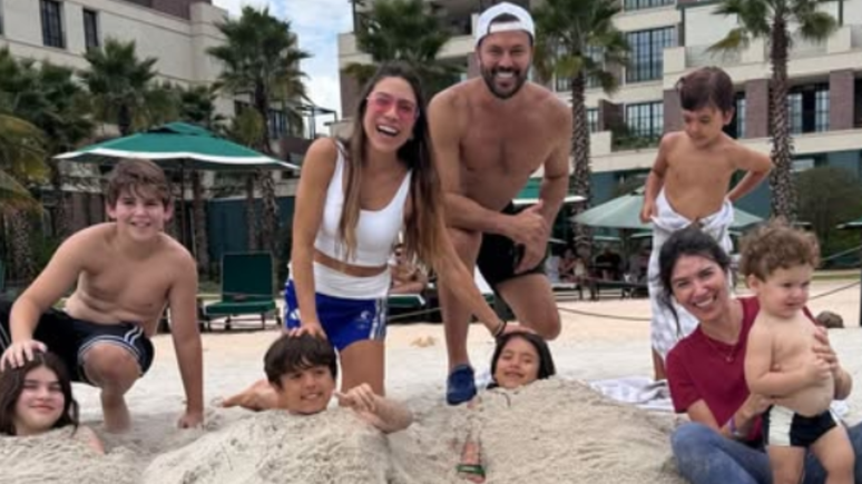 Patrícia e Rebeca Abravanel aparecem em clique raro curtindo praia em família