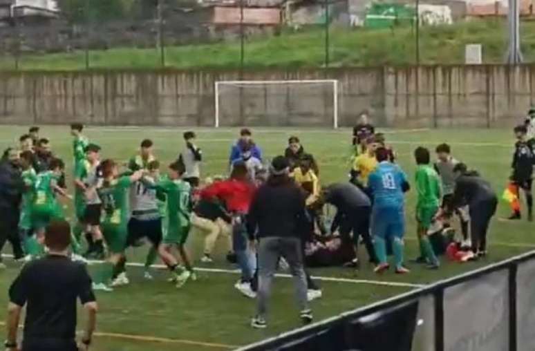 Reprodução de Vídeo - Legenda: Jogo entre Sporting Clube de Cruz e Meyrin FC, da Suíça, ficou marcado por agressões de parte da torcida local a dois atletas da equipe suíça