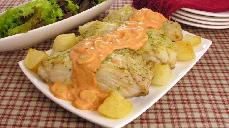 Bacalhau com molho rosê e champingnon – Foto: Stela Handa