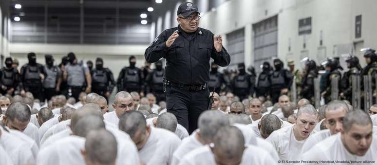 Mais de 250 migrantes foram deportados dos EUA para a prisão de alta segurança salvadorenha Cecot em março