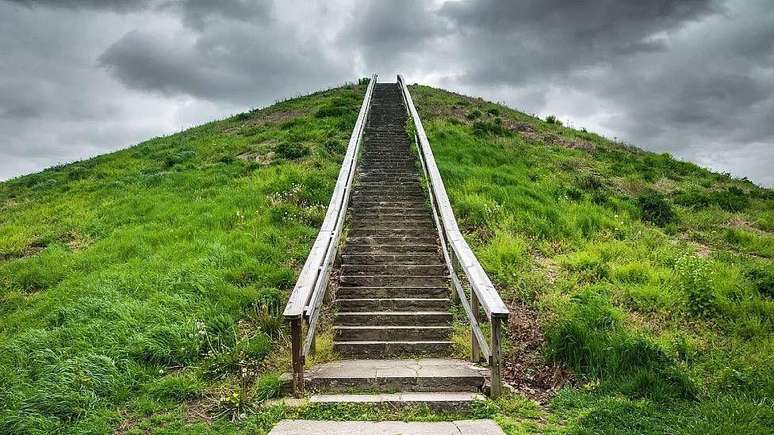 Foram encontrados exemplos das monumentais construções de terra da cultura Hopewell em todo o estado de Ohio, incluindo o Montículo de Miamisburg