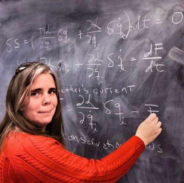 A professora Sánchez explicando o teorema de Noether aos seus alunos nos Estados Unidos