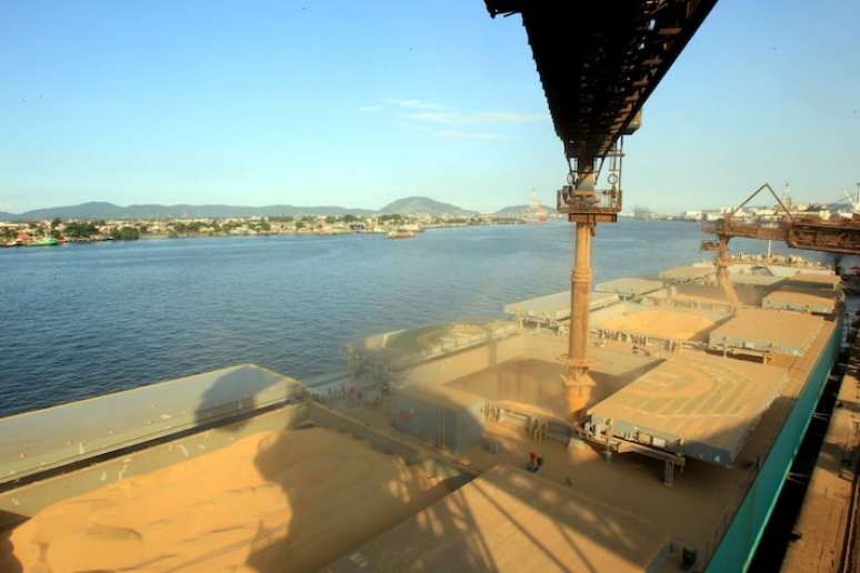 Embarque de soja no Porto de Santos