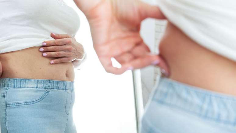 A lipoaspiração é indicada para reduzir gordura localizada