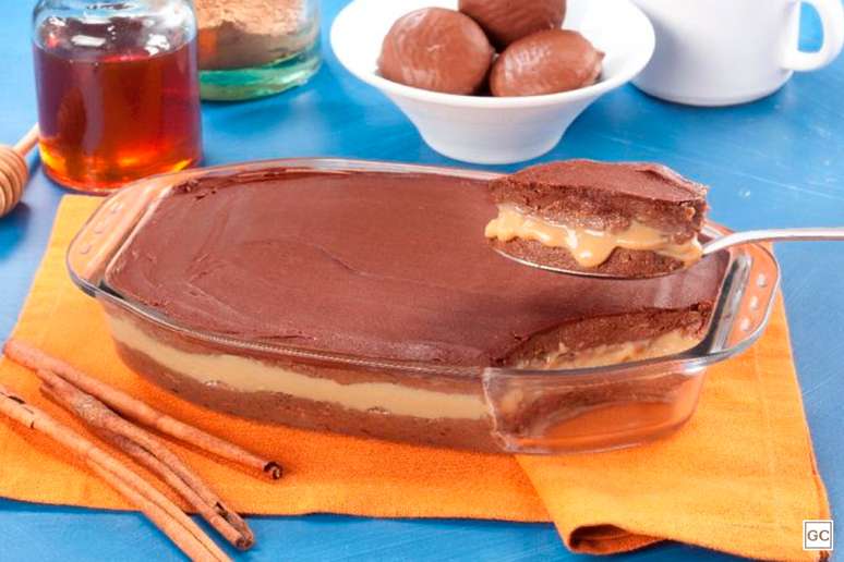 Doce de p&atilde;o de mel na travessa/sobremesas de P&aacute;scoa &ndash; Foto: Guia da Cozinha