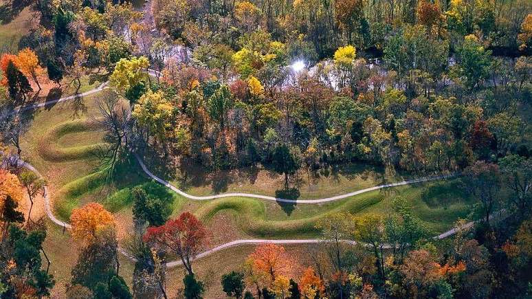 Os Hopewell também criaram o Montículo da Serpente, alinhado com o Sol, em Peebles, Ohio