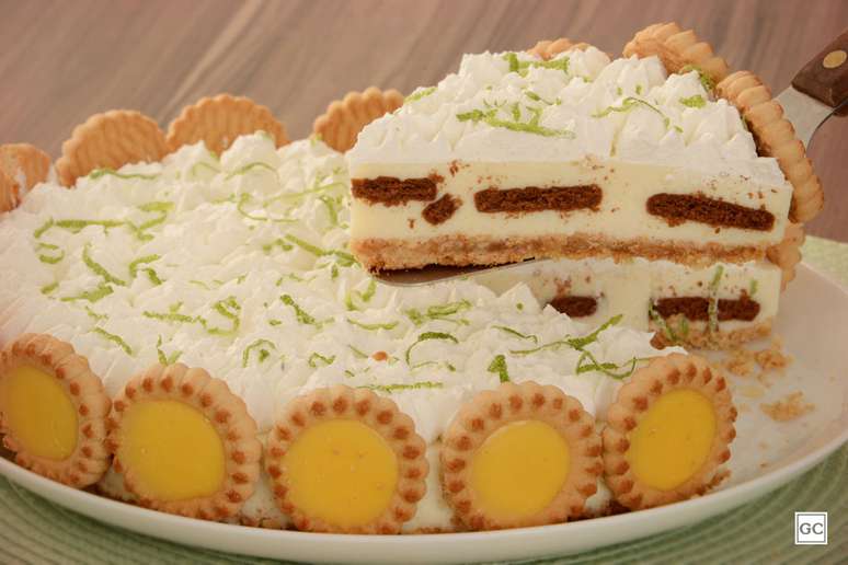 Pav&ecirc;-torta de lim&atilde;o/sobremesas de P&aacute;scoa &ndash; Foto: Guia da Cozinha