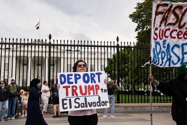 "Deportem Trump para El Salvador", diz cartaz de uma mulher em frente à Casa Branca