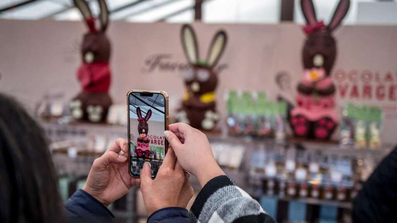 Visitantes fotografam coelhos de Páscoa em festival do chocolate na Suíça.