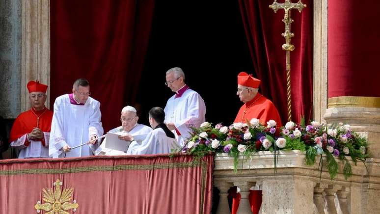 Papa Francisco fala a fiéis no Vaticano no domingo de Páscoa de 2025