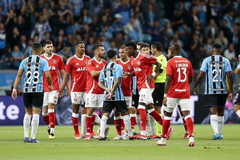 Clássico entre Grêmio e Internacional teve polêmica em lance; gremistas reclamam de pênalti