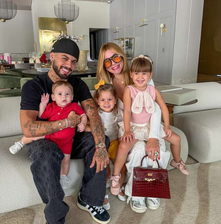 Virginia Fonseca mostra sua bolsa em retrato de família