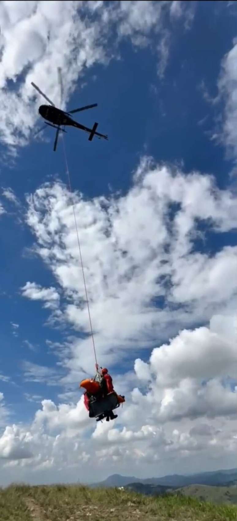 Idosa é resgatada após cair em trilha em São Roque, a cerca de 70km do centro de São Paulo