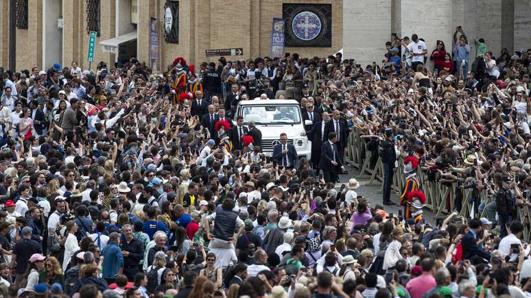 Após discursar, o papa Francisco fez um trajeto pela praça e abençoou algumas crianças