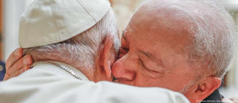 Lula cumprimenta papa Franscisco em encontro em junho de 2023 no Vaticano